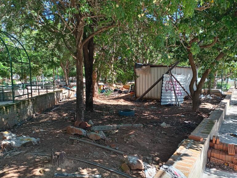 Escombros y basura completan el panorama de abandono de la plaza Naciones Unidas.