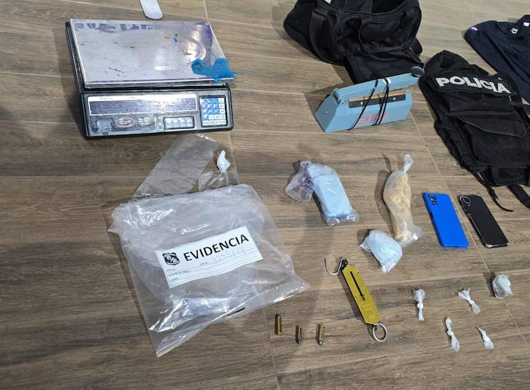 Una parte de la evidencias que fueron recogidas por los uniformados durante las intervenciones.