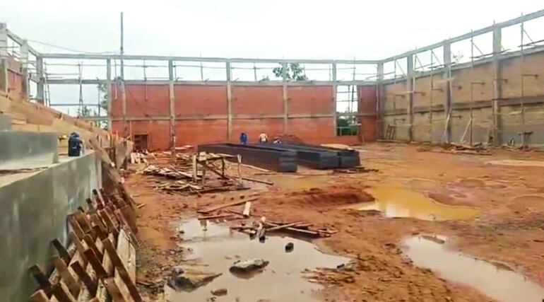 El tinglado municipal que ayer en sus redes el concejal Rubén Pedrozo (ANR), estaba admirando el avance de la construcción.