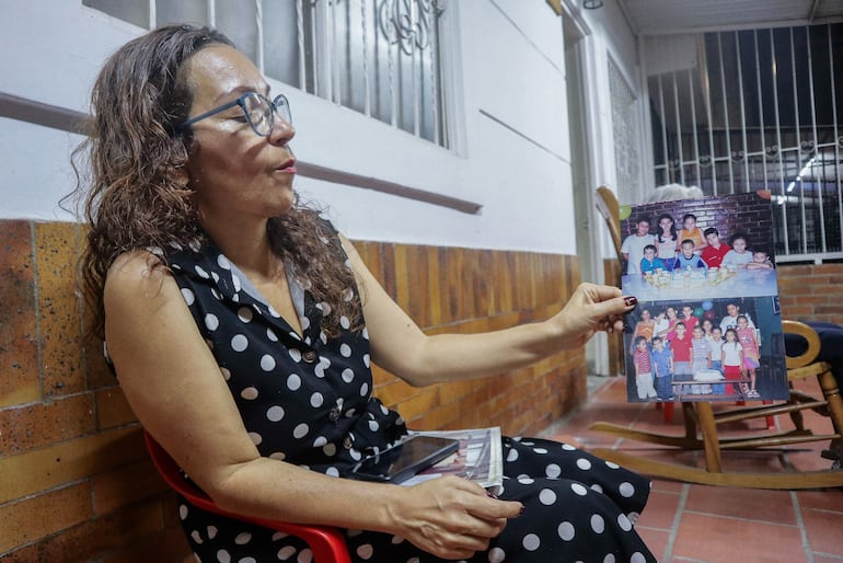 Mireya Chacón muestra una foto de su vecino Johan Sebastián Durán Guerrero, asesinado en Estados Unidos.