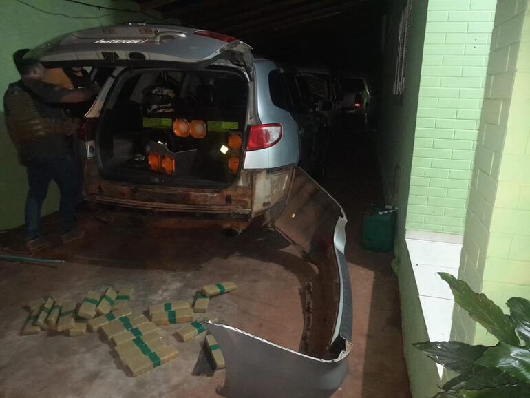 Una de las camionetas que estaban cargando con marihuana.