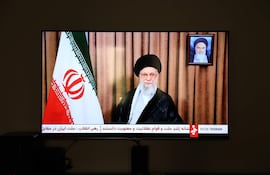 El líder supremo iraní, Ali Jamenei, se dirige a la población en un mensaje televisado. Esta semana, declaró que su país no acepta las exigencias estadounidenses de una rendición incondicional.