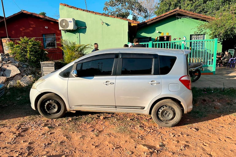 El auto de Carmelo Benítez fue dejado por sus cómplices frente a la casa donde vivía en Limpio.