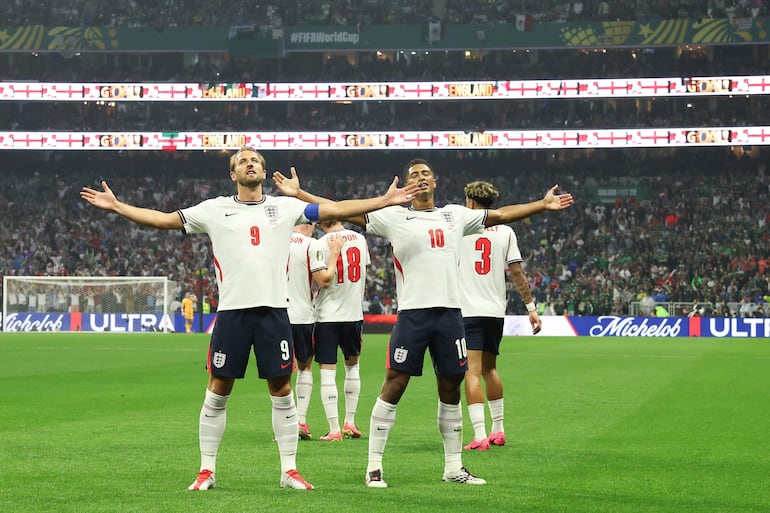 Harry Kane (i) y Jude Bellingham (c) de Inglaterra celebran un gol este, en un partido por los octavos de final del Mundial de la FIFA 2026 entre México e Inglaterra en el estadio Azteca en Ciudad de México (México). 