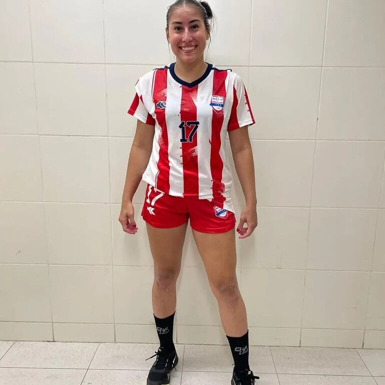 Fátima Sosa, una rutilante estrella, ejemplo de lucha y recuperación, enluta al hándbol paraguayo.