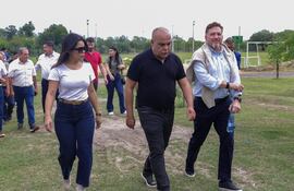 Sol Núñez (i) y su padre “Bachi” Núñez (c) junto al titular de la Conmebol, Alejandro Domínguez.