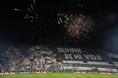 Fotografía del mosaico que mostró el público de Olimpia hoy en las gradas del estadio Defensores del Chaco, en Asunción.