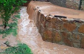 Denuncian que la falta de canalización en la nueva ruta de Itacurubí de la Cordillera destruye varias viviendas.