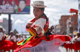FOTODELDÍA AME5161. EL ALTO (BOLIVIA), 14/02/2026.- Una mujer participa en un desfile folclórico este sábado, en El Alto (Bolivia). Al son de instrumentos de viento como las quenas y tarkas, además de wankas o tambores, diversas danzas autóctonas del altiplano boliviano se lucieron en un desfile folclórico en El Alto, la ciudad más alta de Bolivia situada a más de 4.100 metros sobre el nivel del mar. EFE/ Gabriel Márquez
