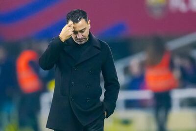 El técnico del FC Barcelona Xavi Hernández durante el partido de la jornada 22 de LaLiga EA Sports entre el FC Barcelona y el Villarreal CF, este sábado en el estadio Olímpico de Montjuic, en Barcelona. El entrenador del Barcelona, Xavi Hernández, anunció este sábado, tras perder en LaLiga ante el Villarreal en el Estadio Lluís Companys (3-5), que no seguirá en el cargo a partir del 30 de junio.