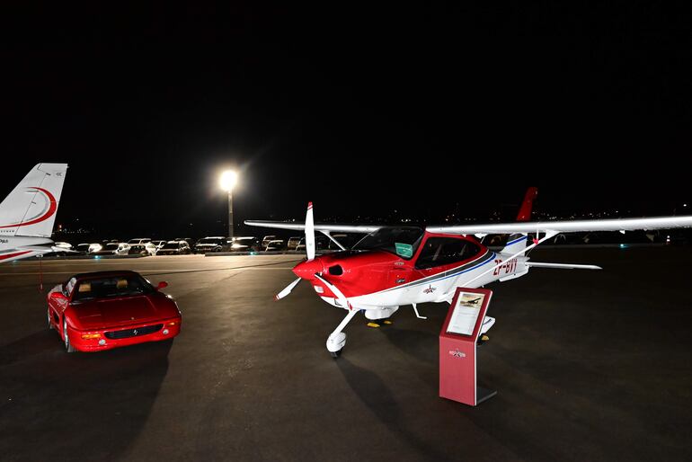 Exhibición de aviones Tecnam y automóviles de alta gama.