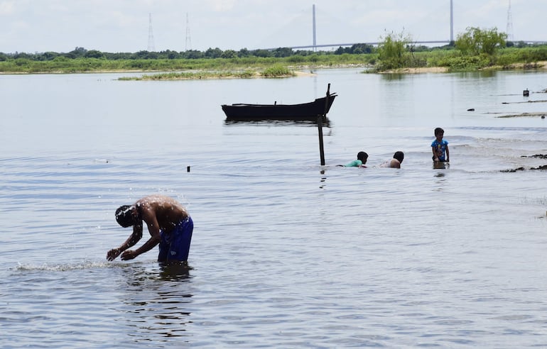 Un adulto y un grupo de niños se metieron a la bahía pese a la prohibición y al riesgo por la alta contaminación.