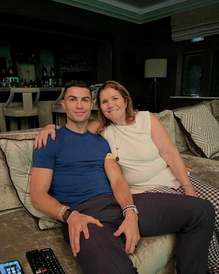 Con esta postal, Dolores Aveiro felicitó a su hijo Cristiano Ronaldo por su cumpleaños. (Instagram/Dolores Aveiro)