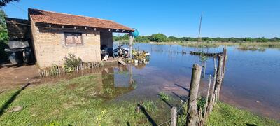 Aguas del río Tebicuary comienzan a ingresar a viviendas de Villa Florida tras su desborde, dejando a decenas de familias afectadas.