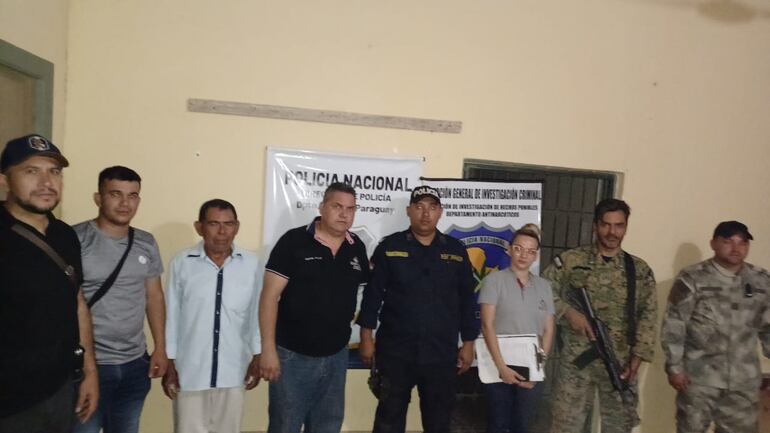 Los integrantes del grupo que realizaron el allanamiento en la comunidad indigena