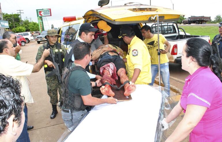 Emiliano Rojas Giménez era trasladado en ambulancia luego de ser acribillado en la Penitenciaría Regional de Pedro Juan Caballero.