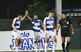 Alberto Espínola celebra el tanto de apertura en el marcador, acompañado por César Castro, mientras Pedro Sosa se retira de la escena.