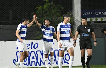 Alberto Espínola celebra el tanto de apertura en el marcador, acompañado por César Castro, mientras Pedro Sosa se retira de la escena.