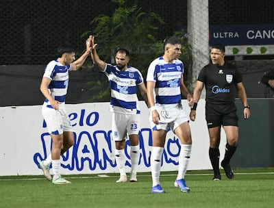 Alberto Espínola celebra el tanto de apertura en el marcador, acompañado por César Castro, mientras Pedro Sosa se retira de la escena.