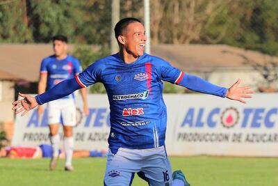 El ecuatoriano Chris Alberto Briones Bonilla (18 años), festeja el tercer tanto de Independiente en el triunfo de ayer en Campo 9. Foto: APF