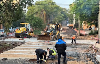 Funcionarios y maquinaria trabajan en la zona de la calle Nuestra Señora del Carmen, zona de la Cuenta Santo Domingo.