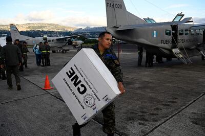 Miembro de las Fuerzas Armadas de Honduras transportan material electoral, en Mosquitia, Tegucigalpa.