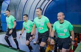 David Ojeda (seg. de der. a izq.) será el árbitro principal del primer superclásico de la temporada 2025 del fútbol paraguayo.