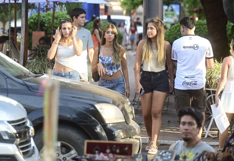 Las adolescentes disfrutan de las tardes por San Bernardino.