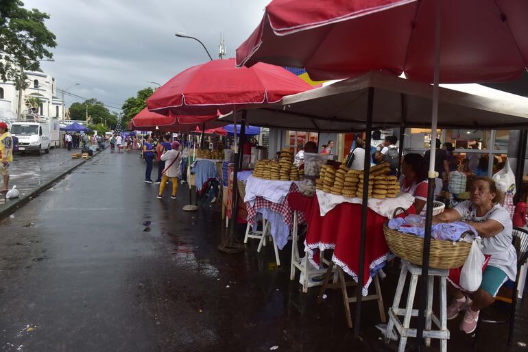Los vendedores de chipa también aguardan buenas ventas con este clima. 