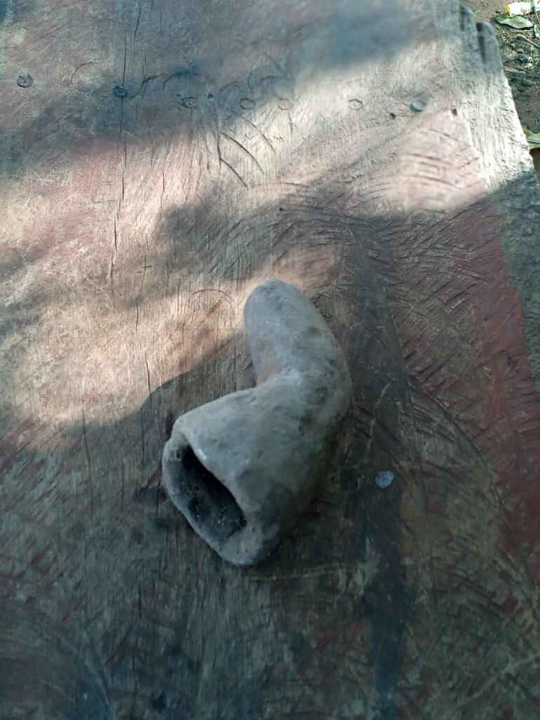 Pipa de ñai'u, arcilla negra.