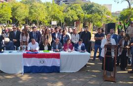 Integrantes de la oposición, durante el acto en el que brindan su respaldo a Kattya González como candidata a la intendencia de Asunción en caso de elecciones.
