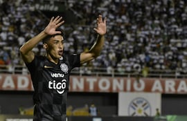 El volante ofensivo, Rubén Darío Lezcano Portillo (22 años) celebra el tanto ganador de Olimpia sobre el Sportivo Ameliano.
