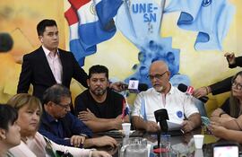 Docentes de la UNE exigen al MEC una rápida investigación sobre la filtración del examen para el concurso público.