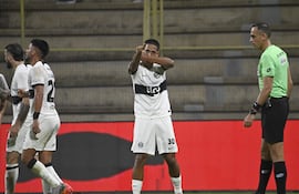 El árbitro Juan Gabriel Benítez, en el partido de Olimpia frente a Trinidense en Encarnación, observa el festejo de Hugo Adrián Benítez.