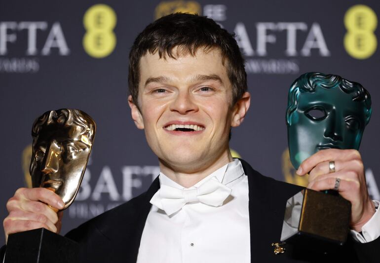 El actor británico Robert Aramayo posa con sus premios a Mejor Actor por 'Lo Juro' y el Premio Estrella Emergente de EE durante los Premios BAFTA.