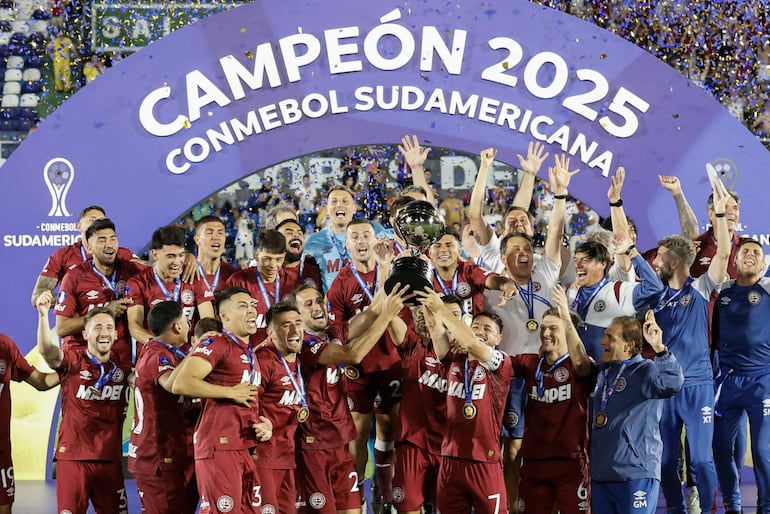 En la Copa Sudamericana, fue el cuadro argentino Lanús el que se llevó el premio mayor, la copa y 9.845.000 dólares.
