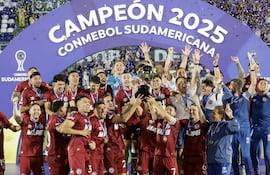 Jugadores de Lanús celebran con el trofeo al ganar la Copa Sudamericana el año pasado en Asunción, frente a Atlético Mineiro. El jueves enfrentan a Flamengo por la Recopa Sudamericana.