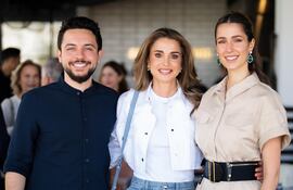 La cumpleañera Rania de Jordania con su hijo, el príncipe heredero Hussein y su nuera Rajwa. (Instagram/Al Hussein bin Abdullah II)