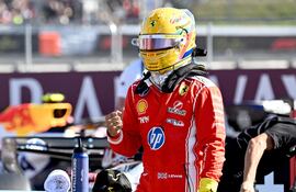 Lewis Hamilton, de Ferrari, celebra la "pole position" para la prueba corta en casa.