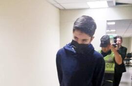 Thiago Gorostiaga Arestivo, llegando al despacho del juez Matías Garcete para su diligencia.