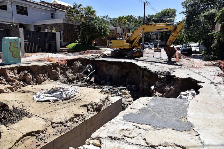 Profundos cráteres atraviesa la calle Nuestra Señora del Carmen, de Santo Domingo.