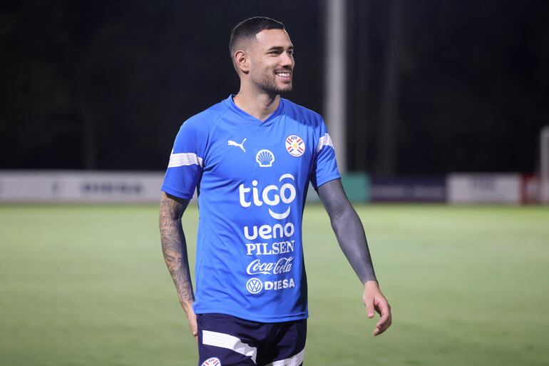 Antonio Sanabria, futbolista de la selección paraguaya, en el entrenamiento del combinado nacional en el Centro de Alto Rendimiento, en Ypané, Paraguay.