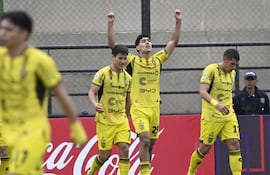 Allan Wlk (29), jugador de Recoleta FC, celebra un gol frente a Cerro Porteño, festeja un gol de penal en el partido frente a Recoleta FC por la fecha 19 del torneo Apertura 2026 de la Primera División de Paraguay en el estadio Arsenio Erico, en Asunción, Paraguay.