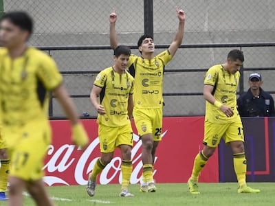 Allan Wlk (29), jugador de Recoleta FC, celebra un gol frente a Cerro Porteño, festeja un gol de penal en el partido frente a Recoleta FC por la fecha 19 del torneo Apertura 2026 de la Primera División de Paraguay en el estadio Arsenio Erico, en Asunción, Paraguay.