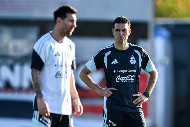 Lionel Scaloni (d) y Lionel Messi en el entrenamiento de la selección de Argentina.