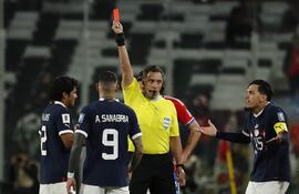 Roberto Rojas (i), futbolista de la selección paraguaya, recibe la tarjeta roja en el partido frente a Chile por las Eliminatorias Sudamericanas al Mundial 2026.