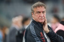 (ARCHIVOS) El entrenador del Athletico Paranaense, Cuca, hace un gesto durante el partido de vuelta de la fase de grupos de la Copa Sudamericana entre el Athletico Paranaense de Brasil y el Danubio de Uruguay en el estadio Arena da Baixada en Curitiba, Brasil, el 15 de mayo de 2024. La estrella brasileña Neymar, en una carrera contrarreloj para convencer a Carlo Ancelotti de que lo seleccione para el Mundial, tiene un nuevo entrenador en el Santos: el club anunció a Cuca el 19 de marzo de 2026 tras el despido del argentino Juan Pablo Vojvoda. (Foto de Albari Rosa / AFP)