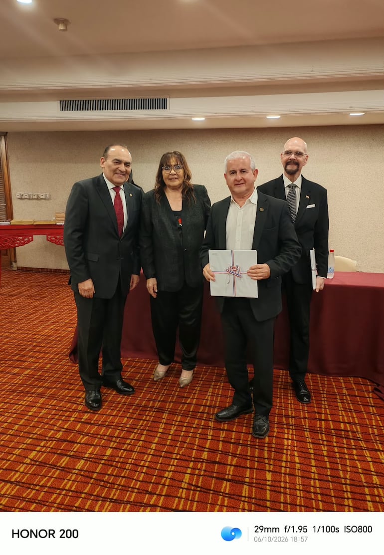 Embajador de Paraguay en Panamá,  Enrique Jara Ocampos, directora de la revista MAE, Estela Mareco, intendente de la ciudad de Itacurubí del Rosario,  Raúl Soria y embajador de Panamá en Paraguay, Humberto Girón Soto.
