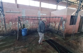 De esta manera se encuentra uno de los sectores del matadero municipal de la ciudad de San Juan Bautista, Misiones, específicamente el lugar donde se cuelgan las carnes vacunas una vez faenadas.