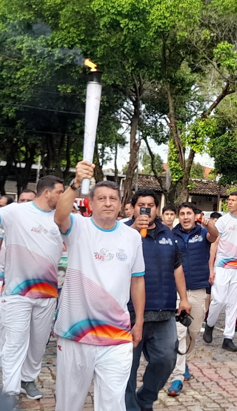 Monseñor Valenzuela, portó la antorcha en la explanada de la Basílica de Caacupé.